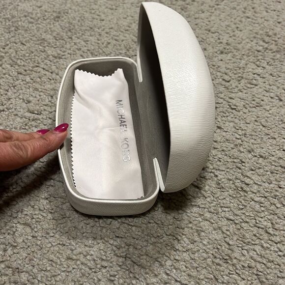 Michael Kors sunglasses case white like new - Picture 4 of 7